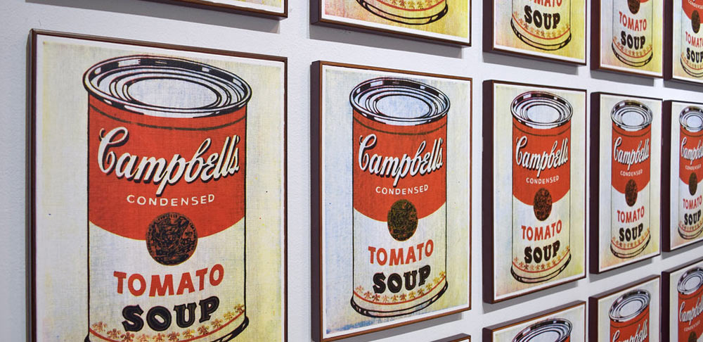 Eine Reihe mit Bildern von Andy Warhols berühmter "Campbell's Tomato Soup"